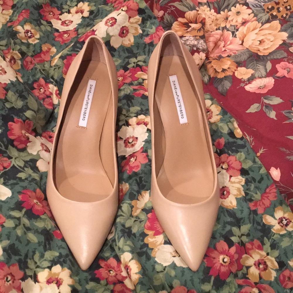 New/ Like-New Diane von Furstenberg classic heel